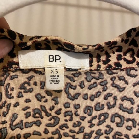 BP Cropped and Cinched Cheetah Short Sleeve Blouse - Picture 2 of 4